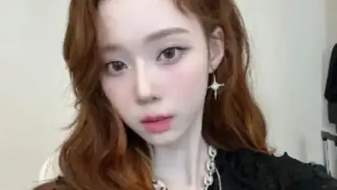 拜仁训练成果不佳，图赫尔训练场怒摔球杆泄愤！