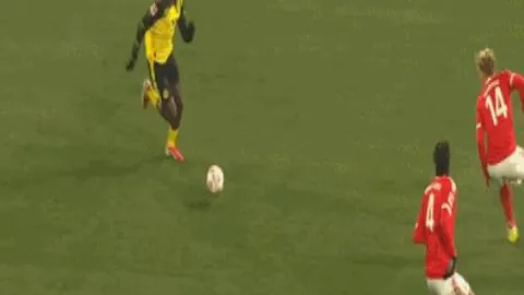 “NBA惊传意外！欧文左膝关节损伤，被搀扶走出赛场——江南都市报报道”